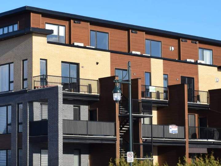Bâtiment revêtu fibre en bois et composite Repentigny